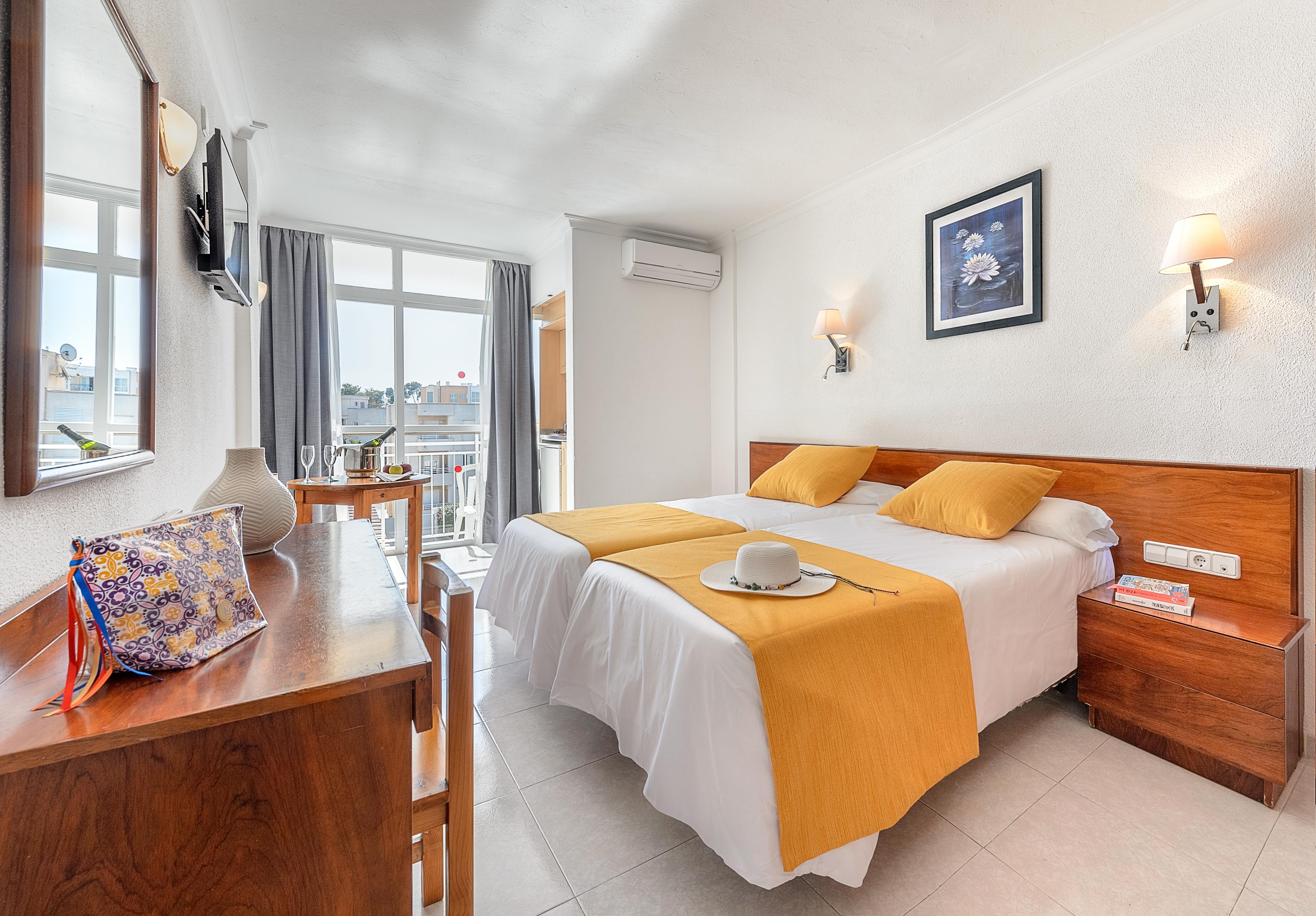 Aparthotel Vibra Bay San Antonio  Buitenkant foto